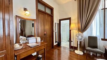 Deluxe Room | Minibar, in-room safe, laptop workspace, soundproofing