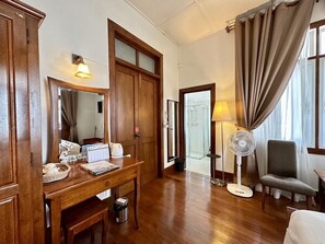 Deluxe kamer | Een minibar, een kluis op de kamer, een laptopwerkplek