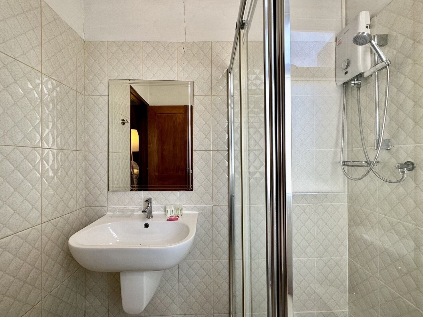 deluxe room | bathroom | shower, free toiletries, hair dryer, towels