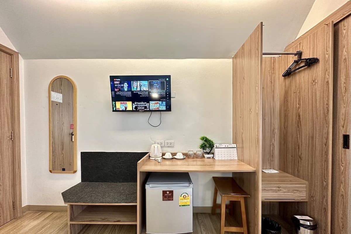 Minibar, värdeförvaringsskåp på rummet och arbetsyta för laptop