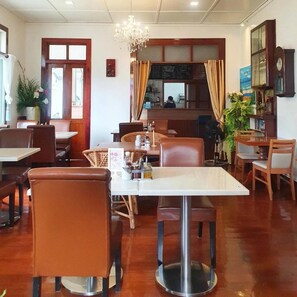 Breakfast, lunch, dinner served; Thai cuisine 