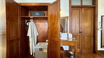 Deluxe Room | Minibar, in-room safe, laptop workspace, soundproofing
