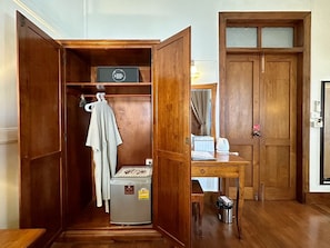Deluxe kamer | Een minibar, een kluis op de kamer, een laptopwerkplek
