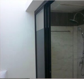 Free toiletries, towels - Nine Place Sukhumvit 40 - Hostel (Bangkok)