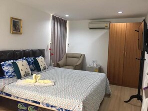 Free WiFi, bed sheets - Nine Place Sukhumvit 46 (Bangkok)