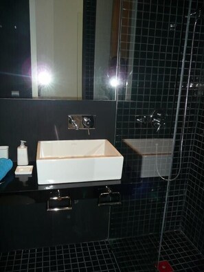 Shower, hair dryer, towels, soap - Modern flat in the center of Valencia (Valencia)