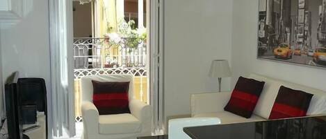 Télévision, lecteur de DVD, chaîne hi-fi