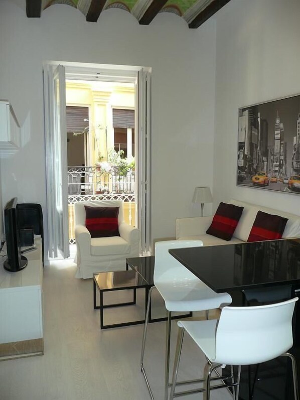 Fernseher, DVD-Player, Stereoanlage