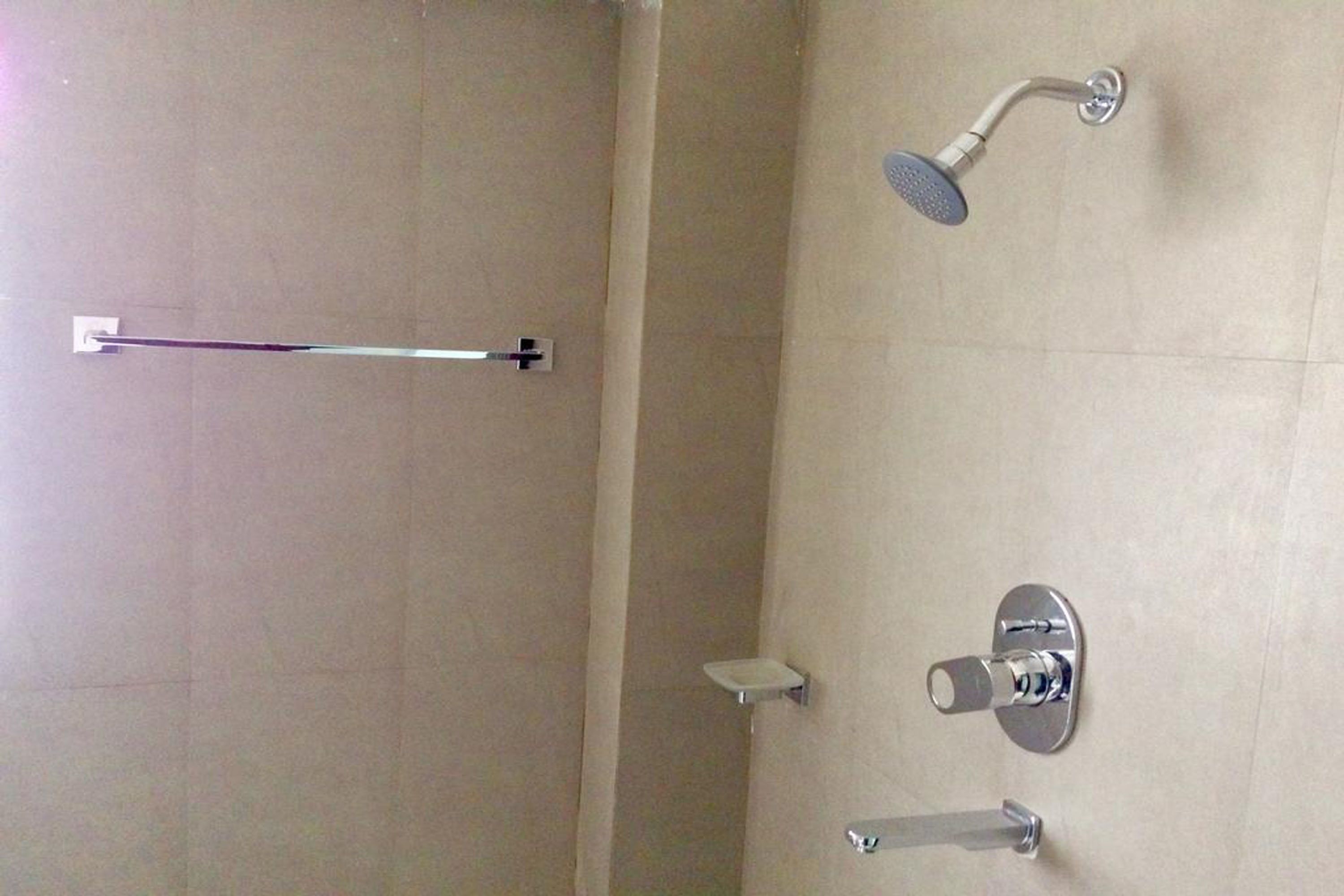 Habitación Deluxe | Baño | Ducha, artículos de higiene personal gratuitos y toallas