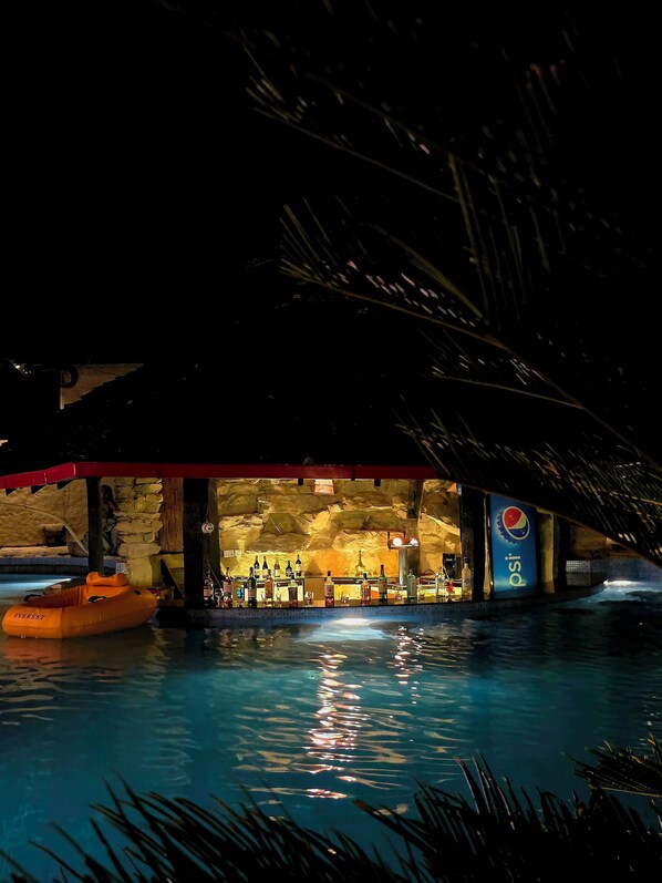 Swim-up bar