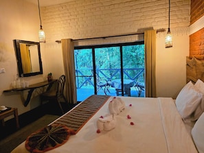 Deluxe tweepersoonskamer, 1 queensize bed | Een kluis op de kamer, een bureau, een strijkplank/strijkijzer