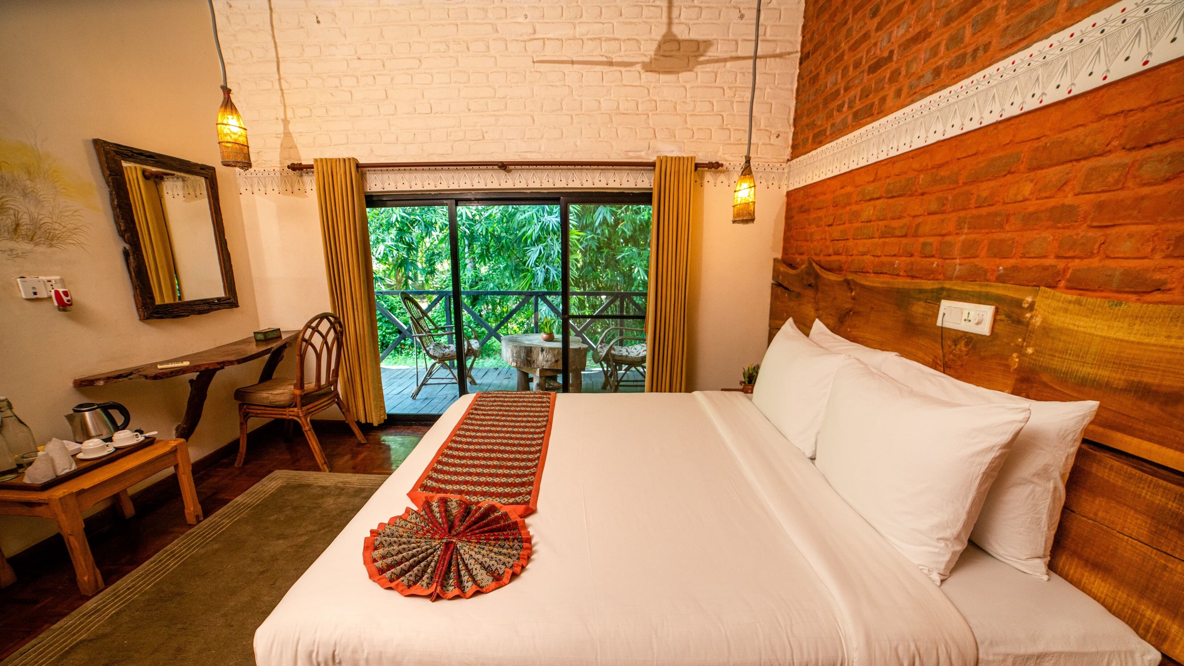 Deluxe tweepersoonskamer, 1 queensize bed | Een kluis op de kamer, een bureau, een strijkplank/strijkijzer