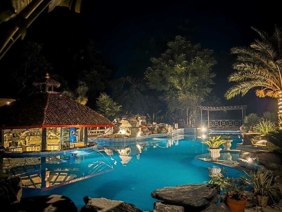 Swim-up bar