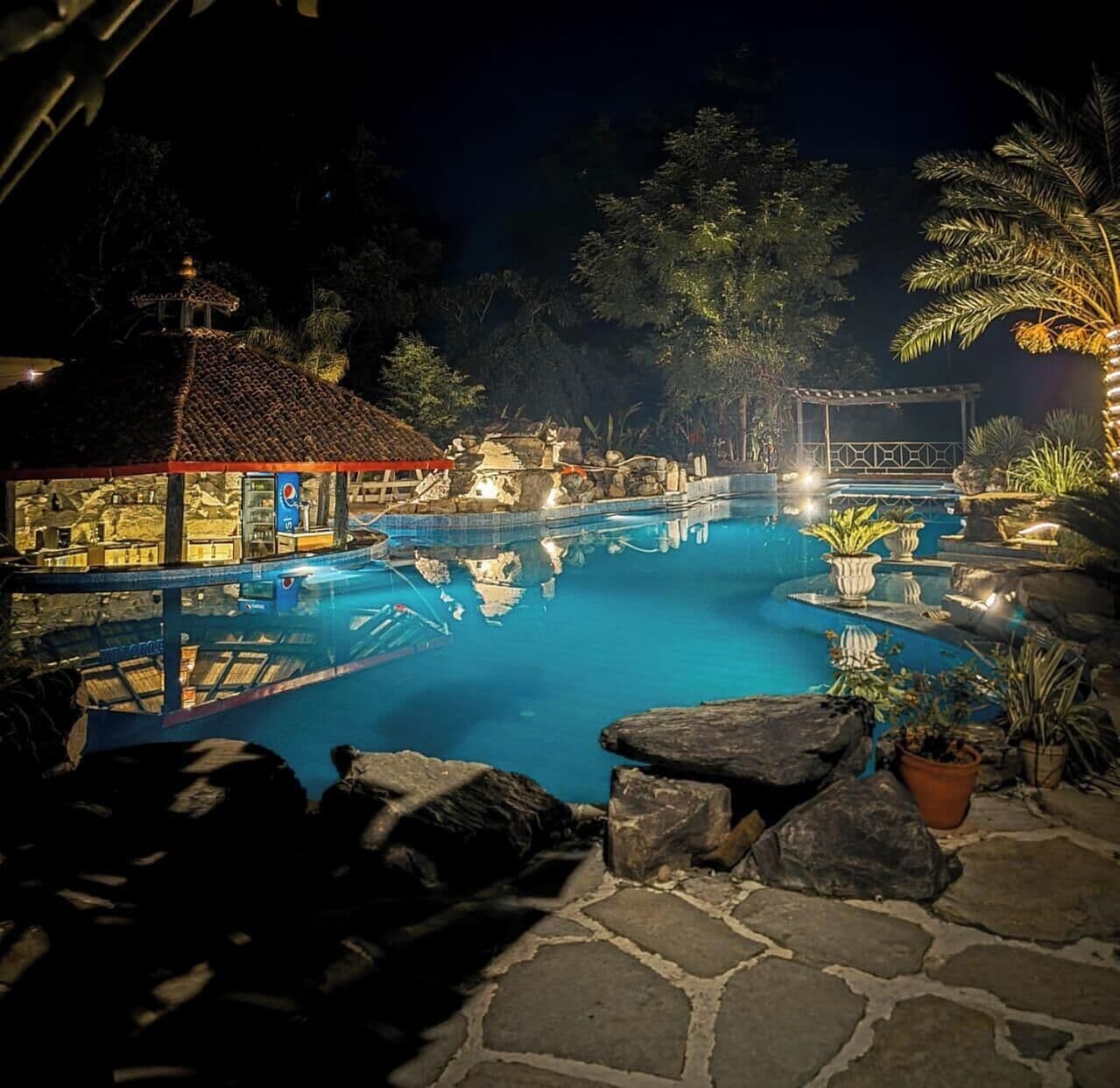 Swim-up bar
