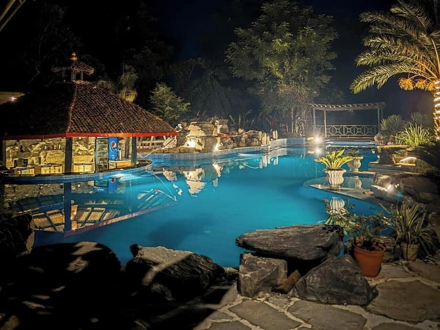 Swim-up bar