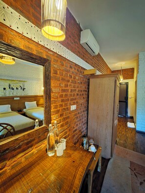 Deluxe-Doppelzimmer, 1 Queen-Bett | Zimmersafe, Schreibtisch, Bügeleisen/Bügelbrett, Zustellbetten