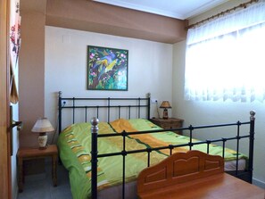 1 dormitorio, tabla de planchar con plancha, ropa de cama