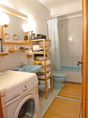 Bañera, secador de pelo y toallas