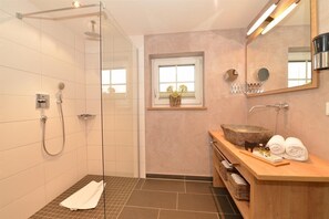 Dusche, Haartrockner, Handtücher