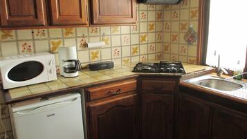 Frigorífico, microondas, placa de cocina y lavavajillas