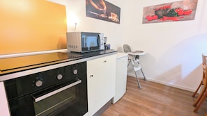 Réfrigérateur, micro-ondes, four, plaque de cuisson