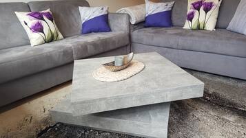 Fernseher, Videospiele, DVD-Player, Bücher