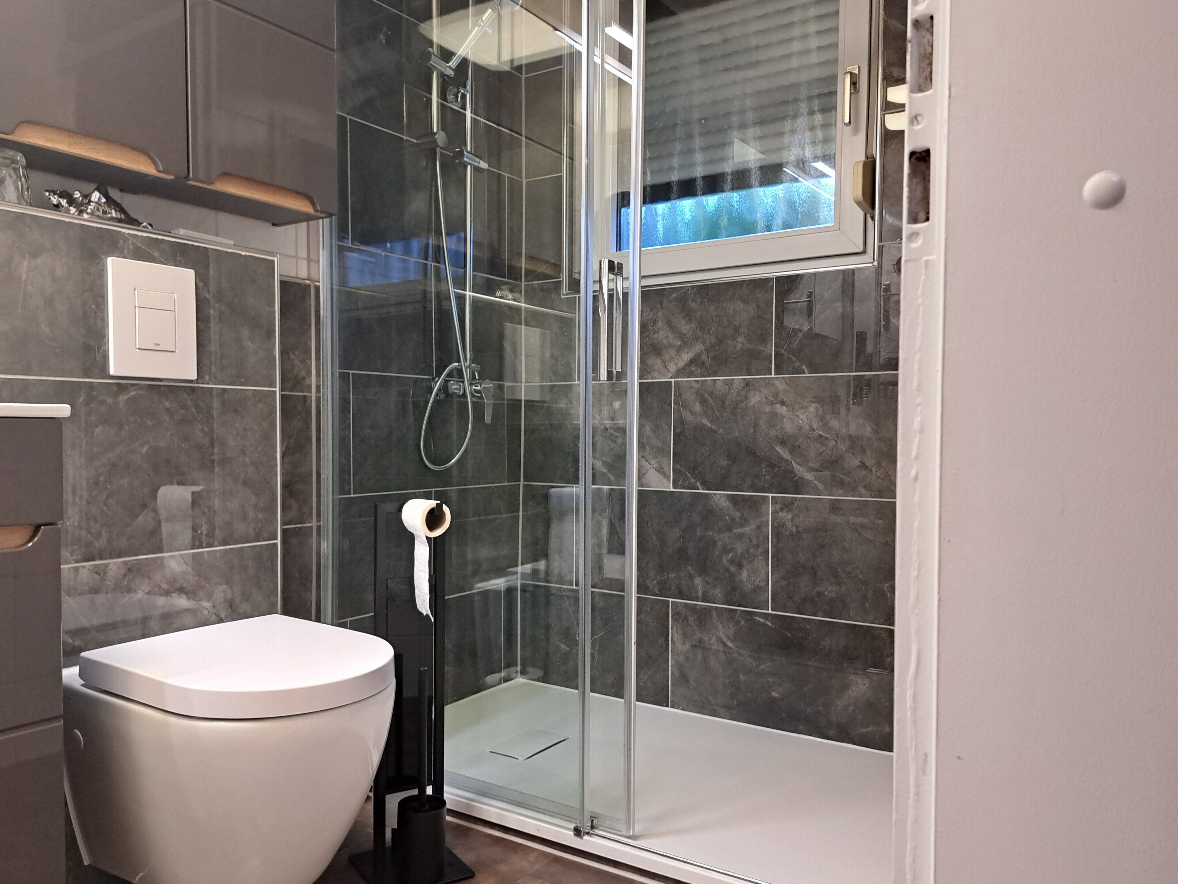 Douche, sèche-cheveux, serviettes fournies, papier toilette