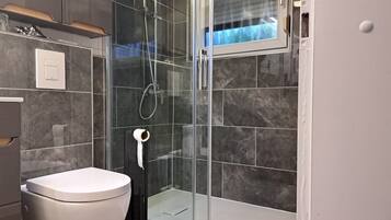 Douche, sĂšche-cheveux, serviettes fournies, papier toilette