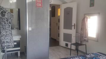 2 chambres, fer et planche Ă  repasser, Wi-Fi, draps fournis