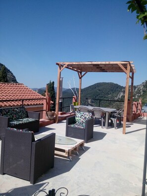Outdoor dining - Cottage / Villa, near Monaco, Menton, Italy. 2 bedrooms, 6 people (Peille)