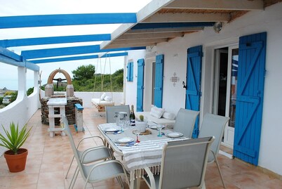 Pure Mediterranean style villa. Superb view 100 meters from the beaches.