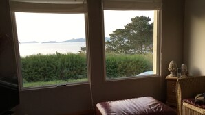 A room with two windows overlooking a body of water and greenery. - HOUSE SEA VIEW 100M BEACHES WITH ENCLOSED GARDEN (Trédrez-Locquémeau)