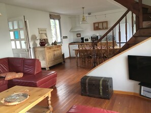 TV, fireplace, books - HOUSE SEA VIEW 100M BEACHES WITH ENCLOSED GARDEN (Trédrez-Locquémeau)