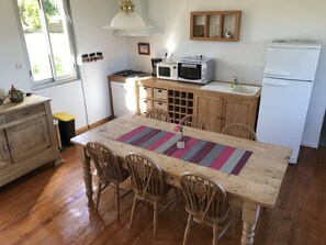 Fridge, microwave, oven, stovetop - HOUSE SEA VIEW 100M BEACHES WITH ENCLOSED GARDEN (Trédrez-Locquémeau)
