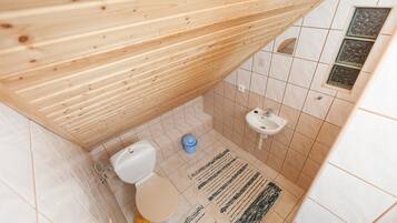 Ducha y bañera combinadas y artículos de higiene personal gratuitos