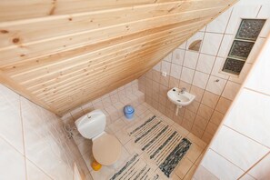 Kombinert dusj/badekar, toalettartikler (inkludert) og hårføner