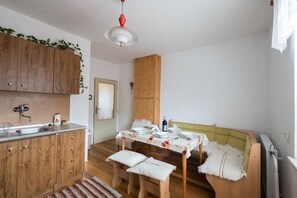 Réfrigérateur, micro-ondes, cafetière/bouilloire