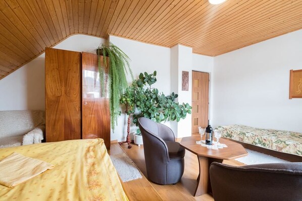 Chambre Triple, salle de bains attenante