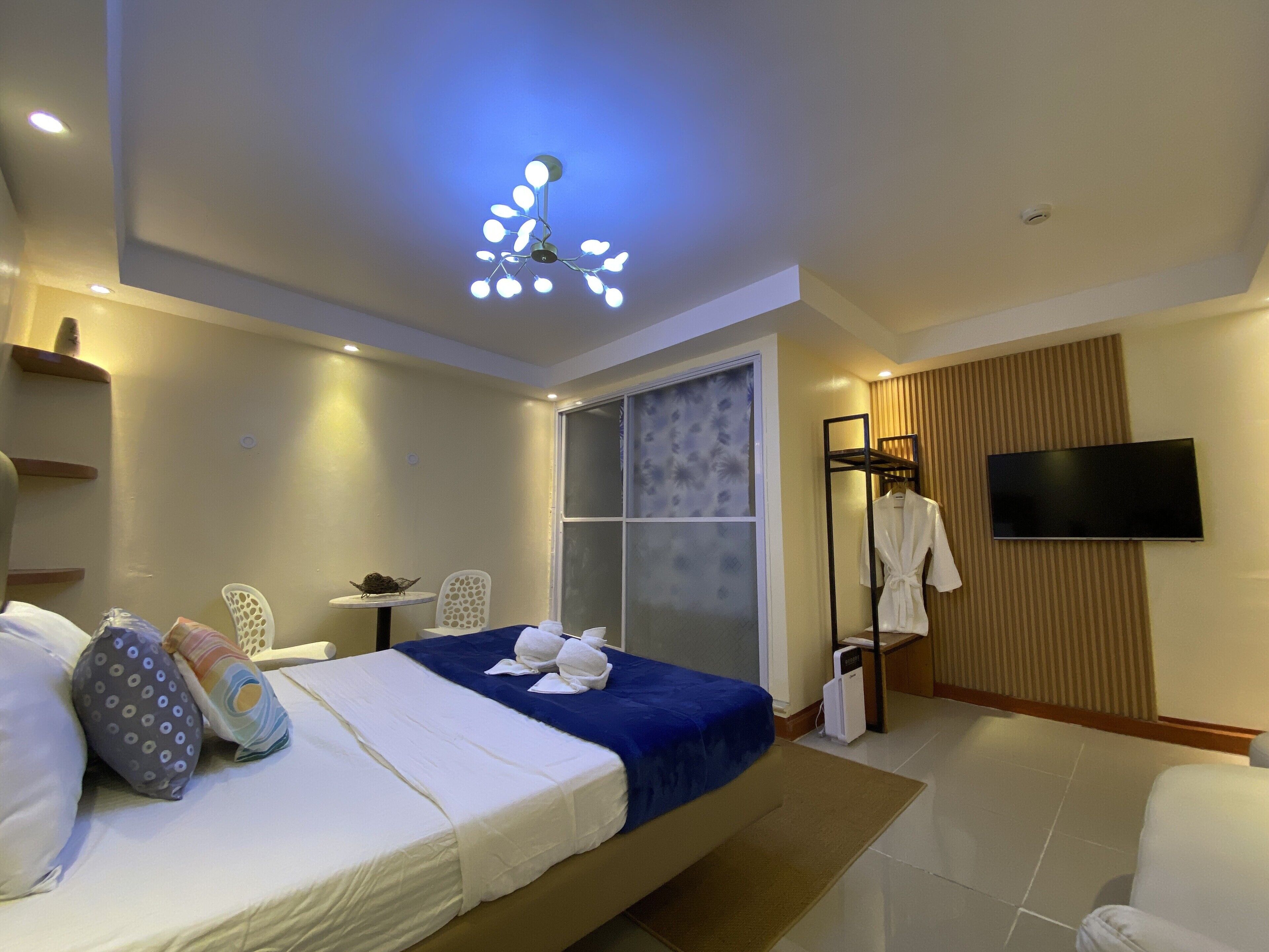 deluxe room | 1 bedroom, iron/ironing board, bed sheets