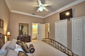 3 bedrooms, in-room safe, iron/ironing board, travel crib - Awesome Twosome Rentals Goofy's Paradise Porcelain tiled throughout (Davenport)