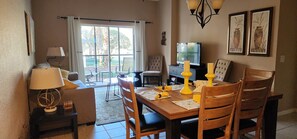 TV, DVD player, pebolim, mesa de pingue-pongue