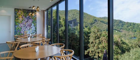 2 restaurants, breakfast served