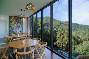 2 restaurantes; se sirven desayunos, almuerzos y cenas