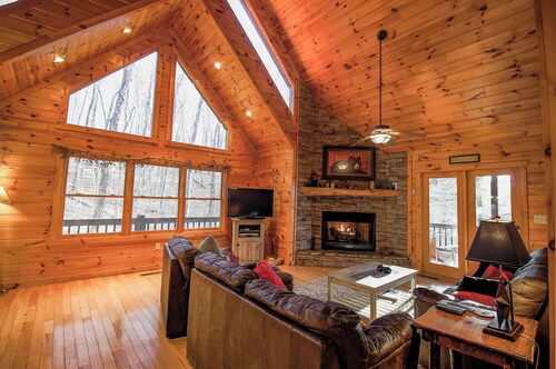 Black Bear Lodge - Ensiluokkainen Mtn-hytti, jossa on poreallas ja upeat näkymät!