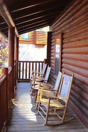 Terrace/patio - Amazing Location!!! Hot Tub, Pool Table, Arcade Game (Pigeon Forge)