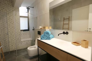 Design-huoneisto, 2 makuuhuonetta, parveke | Kylpyhuone | Suihku, ilmaiset hygieniatuotteet, hiustenkuivaaja, pyyhkeet