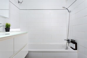 Bathroom - HolyGuest - Bograshov 44 (Tel Aviv)