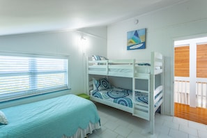 4 habitaciones, tabla de planchar con plancha y cuna de viaje 