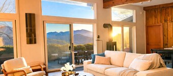 Majestic Views at Artist Cabin with 2 Primaries, Fire Pit & Fast Internet