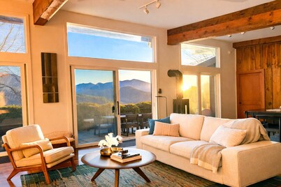 Majestic Views at Artist Cabin with 2 Primaries, Fire Pit & Fast Internet